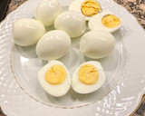 Foto del paso 2 de la receta: Huevos rellenos con gula, aguacate y langostinos