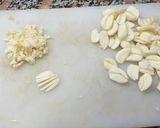 Foto del paso 1 de la receta: Ajos en aceite y albahaca