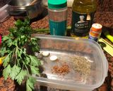 Foto del paso 1 de la receta: Chimichurri para carnes con y sin picante