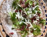 Φωτογραφία βήματος 3 της συνταγής Tortilla wraps- τυρί κρέμα, μαρούλι, χοιρομέρι, χαλούμι