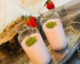 عکس مرحله 1 از دستور میلک شیک توت فرنگی 🍓