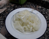 Foto del paso 1 de la receta: Filetes de merluza, patatas y guisantes en salsa verde