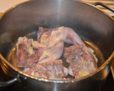 Foto del paso 1 de la receta: Consomé de Gallina con aromas de Hortelana