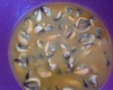 Foto del passaggio 5 della ricetta Crema di cannellini e arachidi con cozze e crostini al rosmarino