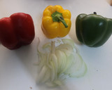 Foto del paso 1 de la receta: Tiras de pollo con pipirrana de pimientos