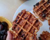 Foto del paso 3 de la receta: Waffles integrales de papa con aceitunas negras y tomates secos