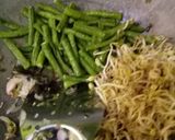 Foto langkah ke 2 dari resep Tumis Oyong, Tauge, Kacang Panjang & Udang.