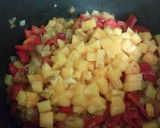 Foto del paso 5 de la receta: Asadillo de verduras con caqui y mix de pasta con pasas