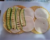 Foto del passaggio 4 della ricetta Rotoli di Frittata alla Pizzaiola con Zucchine e Scamorza