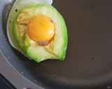 Foto del paso 1 de la receta: Huevo con aguacate y tostada de queso fresco