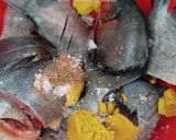 Foto langkah ke 2 dari resep Bawal Bumbu Kuning (Frozen Food Recipe).