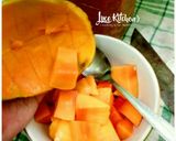 Foto langkah ke 5 dari resep Cooking Hacks - Cara Cepat Kupas Mangga.