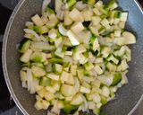 Foto del passaggio 1 della ricetta Pasta e zucchine come piace a me 😋