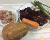 Hình bước làm 1 của món Bí đỏ nhồi thịt hấp