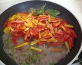 Foto del passaggio 3 della ricetta Paccheri con pesce, peperoni corno e olio aromatizzato con menta e basilico