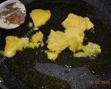 A picture of step 3 of Besan Halwa حلوای آرد نخودچی.