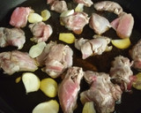 Foto del paso 4 de la receta: Cordero al ajillo frito y tomatitos salteados