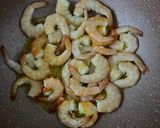 Foto langkah ke 2 dari resep Udang Saos Mentega.