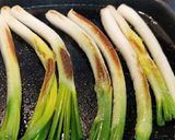 Foto del paso 5 de la receta: Calçots a la plancha con guarnición de carne