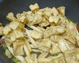 Foto langkah ke 4 dari resep Tumis Tahu Jamur.