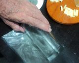 Foto del paso 3 de la receta: Mini quesadillas azules para botana rellenas de queso de chiva