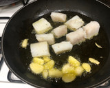 Foto del paso 3 de la receta: Bacalao confitado con crema de pimiento morrón y guindilla cayena y el otro pincho con pil pil