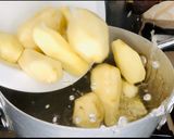 A picture of step 1 of Cheesy lamb and potatoes kupta.