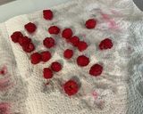 Une image de l'étape 2 de Coupes aux framboises, skyr et cranberries.