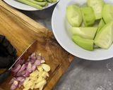 Foto langkah ke 1 dari resep Sop Ayam Daun Kelor.