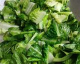 Foto langkah ke 2 dari resep Tumis Selada Romaine Ebi.