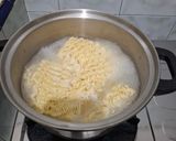 Foto langkah ke 2 dari resep Mie Instan Goreng Kreasi Rumahan 🍜🔥 Garing Gurih Ala Warung, Bumbu Meresap Banget!.