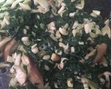 Foto del paso 1 de la receta: Noodles fritos con huevo y atún sobre crema de espinacas y setas