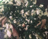 Foto del paso 1 de la receta: Noodles fritos con huevo y atún sobre crema de espinacas y setas