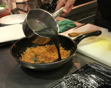 Foto del paso 2 de la receta: Cuscús negro con langostinos