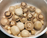 Foto del paso 3 de la receta: Pincho de Champiñones en su salsa