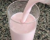Hình bước làm 2 của món Lassi dâu