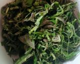 Hình bước làm 2 của món Lá mơ và lá ngải cứu chiên trứng