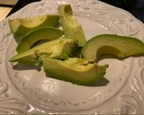 Foto del paso 2 de la receta: Bagel con salmón y aguacate