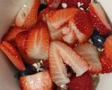 Foto del paso 1 de la receta: Porridge con fresas, frambuesas y arándanos al microondas (Gachas de Avena)