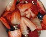 Foto del paso 1 de la receta: Porridge con fresas, frambuesas y arándanos al microondas (Gachas de Avena)