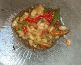 รูปขั้นตอนการทำที่ 2 ของ กระเพราหมูกรอบไข่ดาว