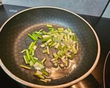 Foto del paso 1 de la receta: Mini tortillas de ajetes y atún