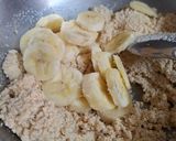 A picture of step 2 of Semolina halwa with banana.