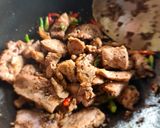 รูปขั้นตอนการทำที่ 4 ของ หมูกระเทียมพริกขี้หนูไข่ยู่ยี่