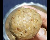 गूळ तूप पोळीचा लाडू (Gul Tup Policha Ladoo Recipe In Marathi) रेसिपी स्टेप 4 फोटो 