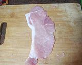 Foto del paso 1 de la receta Chuletas de cerdo adobadas con puré de papas, guisantes y salsa