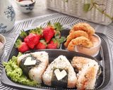 Foto langkah ke 3 dari resep Onigiri ft Udang Goreng Tepung, bisa untuk frozen food.
