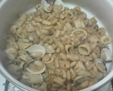 Foto del paso 11 de la receta: Alubias con calamares y almejas