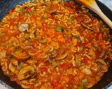 Foto del paso 5 de la receta Fideuá de verduras, champiñones y solomillo de cerdo