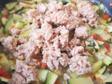 Rigatoni con Salsa de tomate, calabacín y atún
